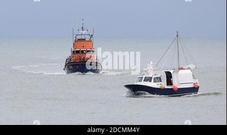 Newhaven, Royaume-Uni. 22 novembre 2020. La recherche se poursuit pour deux membres d'équipage du Joanna C, un navire pétonant qui diffuse hier un signal d'urgence à environ trois milles marins au large de la rive du Sussex. Credit: James Boardman / Alamy Live News Banque D'Images