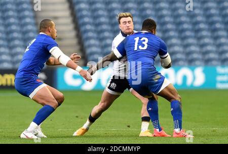 Stuart Hogg (au centre), en Écosse, est attaqué par Virimi Vakatawa (à droite), en France, lors du match de la coupe des Nations de l'automne au stade BT Murrayfield, à Édimbourg. Banque D'Images