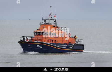 Newhaven, Royaume-Uni. 22 novembre 2020. La recherche se poursuit pour deux membres d'équipage du Joanna C, un navire pétonant qui diffuse hier un signal d'urgence à environ trois milles marins au large de la rive du Sussex. Credit: James Boardman / Alamy Live News Banque D'Images