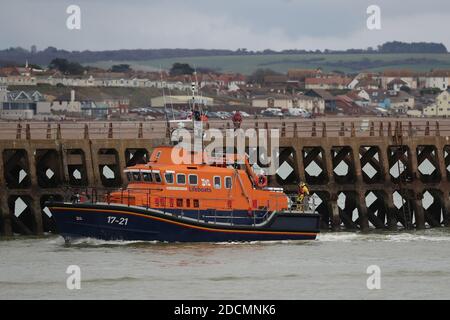 Newhaven, Royaume-Uni. 22 novembre 2020. La recherche se poursuit pour deux membres d'équipage du Joanna C, un navire pétonant qui diffuse hier un signal d'urgence à environ trois milles marins au large de la rive du Sussex. Credit: James Boardman / Alamy Live News Banque D'Images