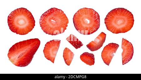 Tranches de fraises fraîches mûres isolées sur fond blanc. Grand jeu de fruits hachés. Banque D'Images