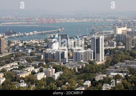 Haifa Israël - 19/11/20 vue aérienne de la ville de Haifa vous pouvez voir le train traversant la ville et En arrière-plan la baie et Acre Banque D'Images