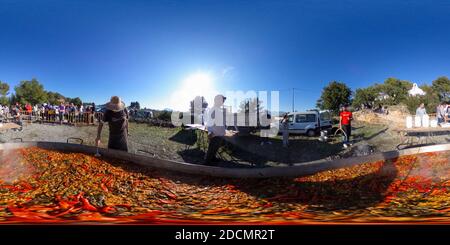 Vue panoramique à 360° de Le géant Paella est préparé pendant la Fiesta de Santa Barbara à côté de la petite chapelle de Sta Barbara près du petit village d'Altea la Vella, Alicante