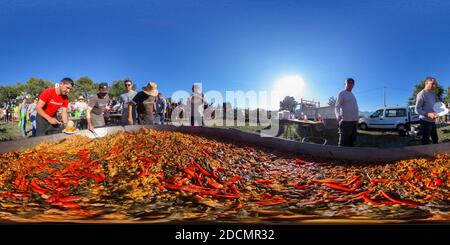 Vue panoramique à 360° de Le géant Paella est préparé pendant la Fiesta de Santa Barbara à côté de la petite chapelle de Sta Barbara près du petit village d'Altea la Vella, Alicante