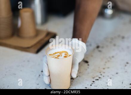 Le café le plus délicieux pour le client du barista professionnel Banque D'Images