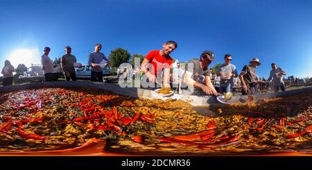 Vue panoramique à 360° de Le géant Paella est préparé pendant la Fiesta de Santa Barbara à côté de la petite chapelle de Sta Barbara près du petit village d'Altea la Vella, Alicante