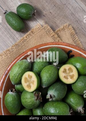 Placez le feijoa aux fruits tropicaux entier et coupez-le en deux. Banque D'Images