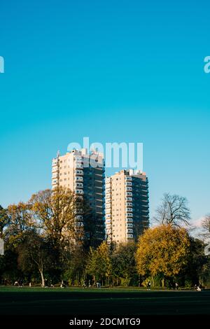 Londres : 22 novembre 2020. Les gens vont faire une promenade à Brockwell Park. Les parcs des villes de Londres sont exceptionnellement occupés en raison des restrictions de Covid-19 et de Lockdown, de sorte que les gens se rencontrent à l'extérieur. Banque D'Images