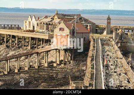 Birnbeck jetée dans un état triste de déréparation s'émiettant dans la mer Près de Weston-super-Mare Banque D'Images