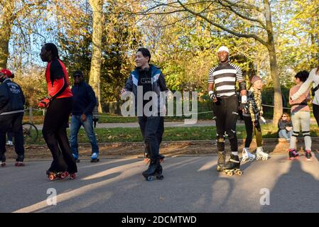 Hyde Park, Londres, Royaume-Uni, 22 novembre 2020. Les gens aiment danser sur la roller Disco à Hyde Park. Crédit : Matthew Chattle/Alay Live News Banque D'Images