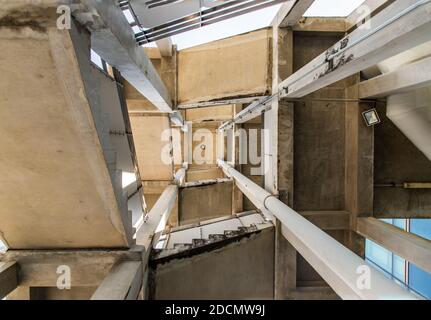 Vue sur l'escalier d'évacuation d'urgence à l'arrière d'un bâtiment en béton. Sécurité incendie. La géométrie du bâtiment, pas de foyer, speci Banque D'Images