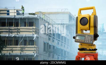 Station de positionnement total sur un fond de chantier Banque D'Images