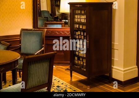 Le piano pneumatique Welte Mignon du traditionnel Hotel Waldhaus Sils est entièrement fonctionnel. Une armoire pleine de rouleaux de musique perforés offre un large choix de musique. Sils im Engadin/Segl, Suisse Banque D'Images