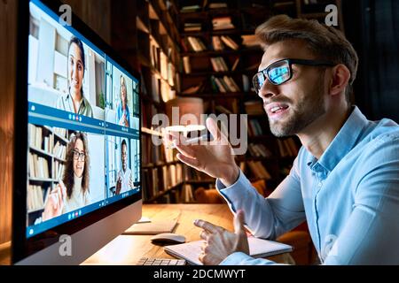 Homme d'affaires parlant avec divers collègues dans le chat de vidéo conférence virtuelle. Banque D'Images