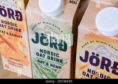 Boîtes de Jörd Nordic OAT boisson lait alternative. Banque D'Images