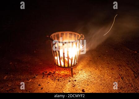 Flammes dans un foyer la nuit Banque D'Images