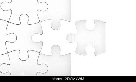 Fond blanc de motif de puzzle. Placement de la dernière pièce de puzzle Banque D'Images