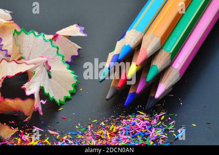 Photo conceptuelle représentant ce que nous sommes et ce que nous pourrions devenir, montrée à travers des crayons de couleur avec des copeaux de couleur. Banque D'Images