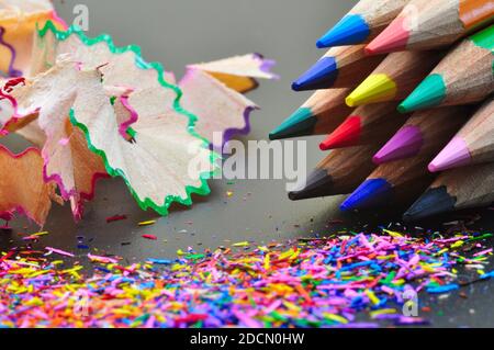 Photo conceptuelle représentant ce que nous sommes et ce que nous pourrions devenir, montrée à travers des crayons de couleur avec des copeaux de couleur. Banque D'Images