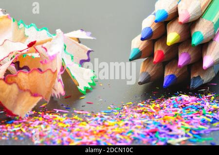 Photo conceptuelle représentant ce que nous sommes et ce que nous pourrions devenir, montrée à travers des crayons de couleur avec des copeaux de couleur. Banque D'Images