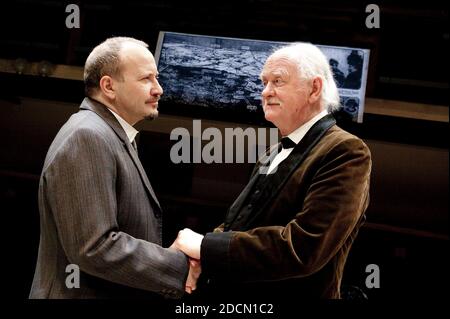 Jonathan Tafler (Chaim Weizmann), Oliver Ford Davies (Arthur Balfour) dans LA PROMESSE de Ben Brown au Orange Tree Theatre, Richmond, Surrey, Angleterre 19/02/2010 conception: Sam Dowson éclairage: John Harris directeur: Alan Strachan Banque D'Images