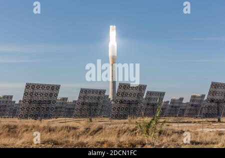 La centrale électrique Gemasolar est la première centrale solaire commerciale avec Le récepteur de la tour centrale et la technologie de stockage de chaleur de sel fondu. Son stockage tout système Banque D'Images