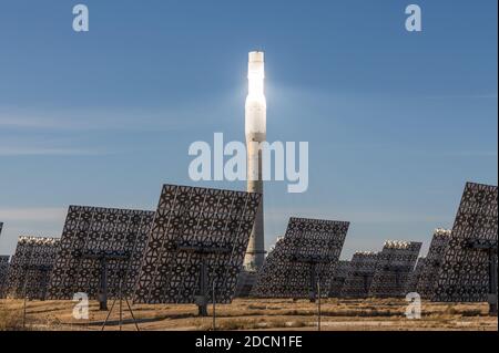 La centrale électrique Gemasolar est la première centrale solaire commerciale avec Le récepteur de la tour centrale et la technologie de stockage de chaleur de sel fondu. Son stockage tout système Banque D'Images