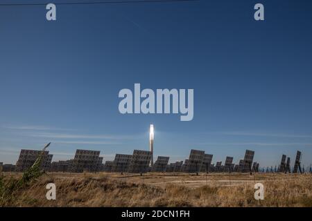 La centrale électrique Gemasolar est la première centrale solaire commerciale avec Le récepteur de la tour centrale et la technologie de stockage de chaleur de sel fondu. Son stockage tout système Banque D'Images