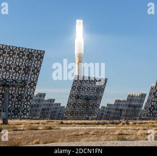 La centrale électrique Gemasolar est la première centrale solaire commerciale avec Le récepteur de la tour centrale et la technologie de stockage de chaleur de sel fondu. Son stockage tout système Banque D'Images