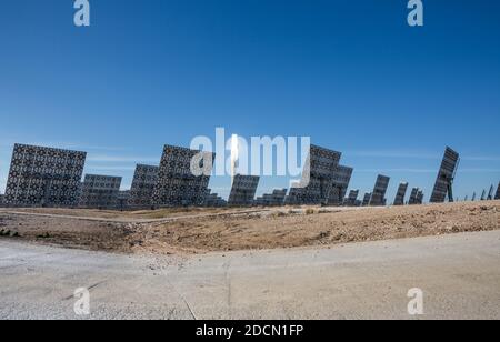 La centrale électrique Gemasolar est la première centrale solaire commerciale avec Le récepteur de la tour centrale et la technologie de stockage de chaleur de sel fondu. Son stockage tout système Banque D'Images