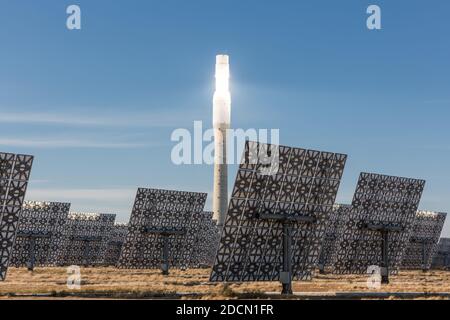 La centrale électrique Gemasolar est la première centrale solaire commerciale avec Le récepteur de la tour centrale et la technologie de stockage de chaleur de sel fondu. Son stockage tout système Banque D'Images