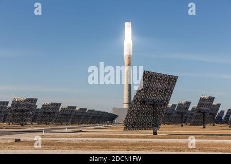 La centrale électrique Gemasolar est la première centrale solaire commerciale avec Le récepteur de la tour centrale et la technologie de stockage de chaleur de sel fondu. Son stockage tout système Banque D'Images