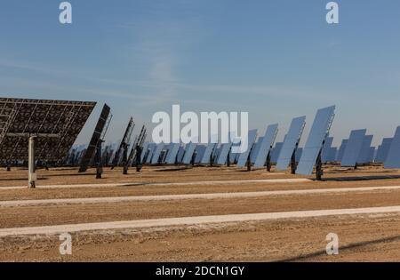 La centrale électrique Gemasolar est la première centrale solaire commerciale avec Le récepteur de la tour centrale et la technologie de stockage de chaleur de sel fondu. Son stockage tout système Banque D'Images