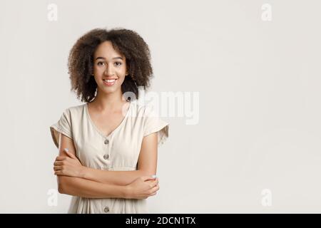 Émotions positives de la jeune femme dans l'ambiance décontractée à l'isolement de soi Banque D'Images