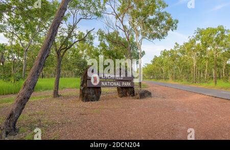 Litchfield, territoire du Nord, Australie ; panneau indiquant le parc national de Litchfield à l'entrée du parc dans le territoire tropical du Nord Banque D'Images