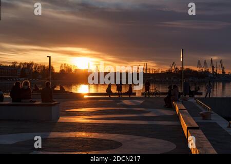 Un nouveau quartier résidentiel à Port Nowrner. Heure du coucher du soleil au printemps Banque D'Images