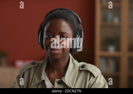 Portrait d'une musicienne afro-américaine portant un casque et regardant l'appareil photo tout en composant à la maison, espace de copie Banque D'Images