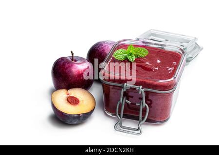 Chutney maison de prunes dans un pot en verre isolé sur blanc Banque D'Images