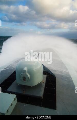 La frégate danoise Thétis dans une mer formée lors des exercices de l'OTAN de la côte ouest de l'Écosse. Banque D'Images