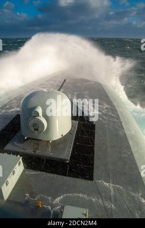 La frégate danoise Thétis dans une mer formée lors des exercices de l'OTAN de la côte ouest de l'Écosse. Banque D'Images