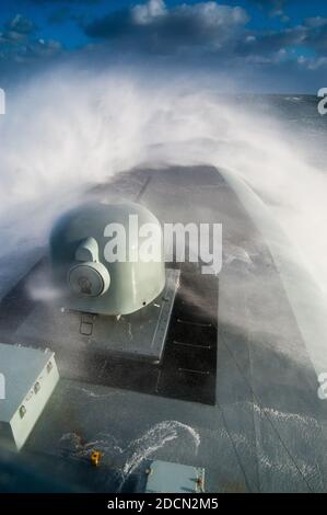 La frégate danoise Thétis dans une mer formée lors des exercices de l'OTAN de la côte ouest de l'Écosse. Banque D'Images