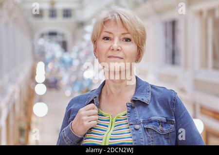 Portrait d'une femme blonde âgée dans un centre commercial. Banque D'Images