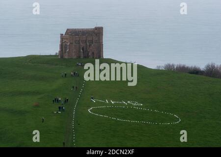 Abbotsbury, Dorset, Royaume-Uni. 22 novembre 2020. Météo au Royaume-Uni : l’événement caritatif annuel bougies sur la colline à la chapelle St Catheine’s Chapel à Abbotsbury, dans le Dorset, se poursuit au crépuscule avec le NHS écrit dans des lumières au-dessus du cercle de lumière sur le chemin menant à la chapelle pendant le confinement de Covid-19, lors d’une soirée de drizzly. Crédit photo : Graham Hunt/Alamy Live News Banque D'Images