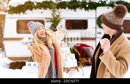 Passe-temps d'hiver. Jeune couple gai s'amuser ensemble à l'extérieur au Camping Banque D'Images