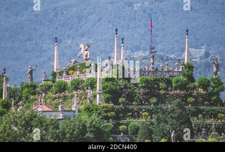 Jardin baroque italien de la Villa Borromeo construit sur des terrasses descendant vers le lac majeur.Isola Bella, Stresa, lacs italiens, Italie Banque D'Images