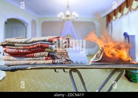 Un fer oublié non éteint a provoqué un incendie dans le salon. Banque D'Images