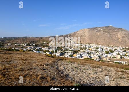 Santorini, Grèce - 16 septembre 2020 : Emporio, le plus grand village de Santorini, situé dans la partie sud de l'île, au pied de Profiti Banque D'Images