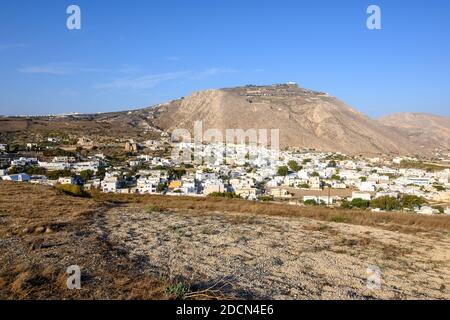 Santorini, Grèce - 16 septembre 2020 : Emporio, le plus grand village de Santorini, situé dans la partie sud de l'île, au pied de Profiti Banque D'Images