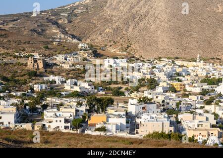 Santorini, Grèce - 16 septembre 2020 : Emporio, le plus grand village de Santorini, situé dans la partie sud de l'île, au pied de Profiti Banque D'Images