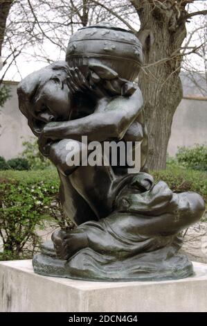 Auguste Rodin (1840-1917). Sculpteur français. Caryatide avec urne, 1883. Bronze. Jardin de sculptures. Musée Rodin. Paris. France. Banque D'Images